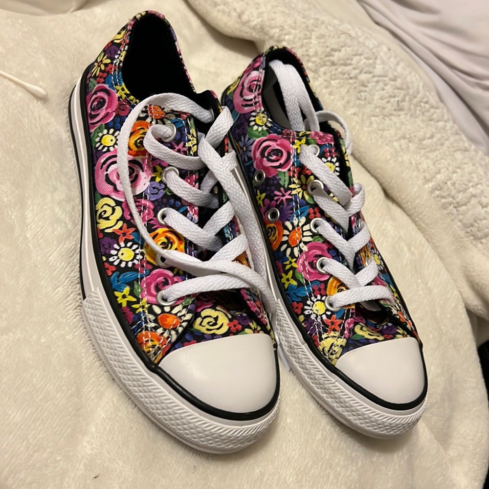 Selling kids converse never worn them